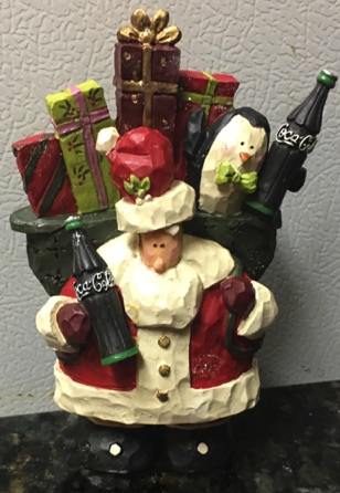 4432-1 € 17,50 coca cola beeldje kerstman met cadeau's.jpeg